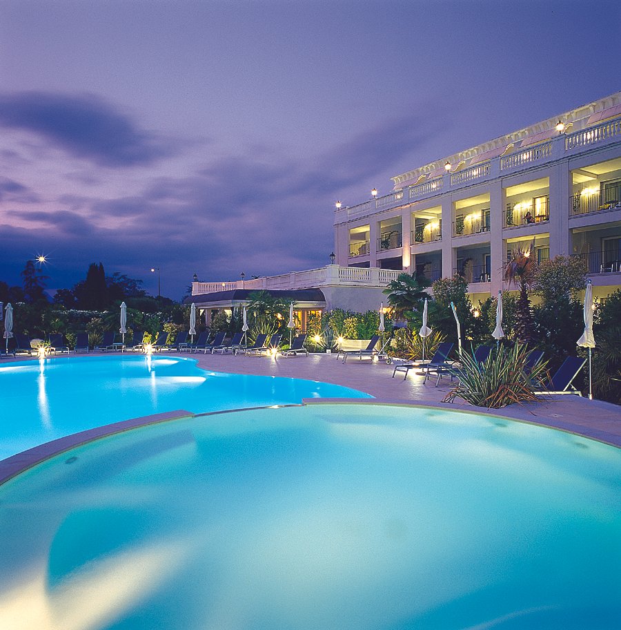 Palce hotel piscina